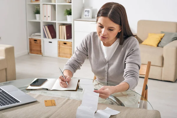 Jeune Femme Tenue Décontractée Regardant Travers Les Reçus Paiement Notant — Photo