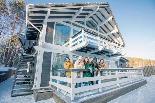 Horizontale Gruppenaufnahme Junger Männer Und Frauen Lässiger Winterkleidung Die Auf — Stockfoto