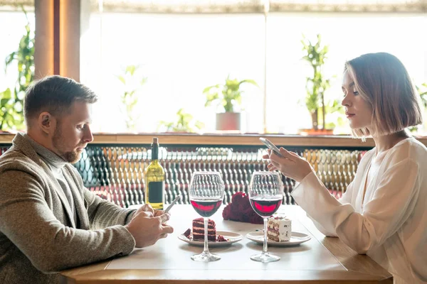 Junge Erwachsene Kaukasische Männer Und Frauen Sitzen Sich Einem Modernen — Stockfoto