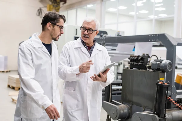 Expertos Alta Calidad Jóvenes Batas Laboratorio Que Utilizan Tabletas Mientras — Foto de Stock