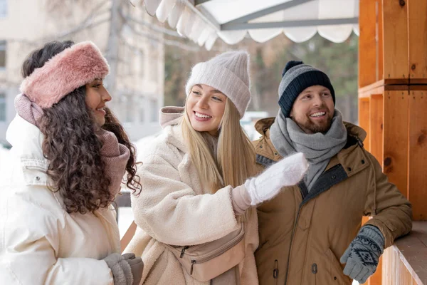 Horizontaal Portret Van Een Jongeman Twee Vrouwen Die Winterdag Buiten — Stockfoto