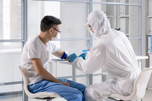Ειδικός Ιατρός Στη Στολή Βιολογικού Κινδύνου Που Παίρνει Αίμα Θανατηφόρου — Φωτογραφία Αρχείου