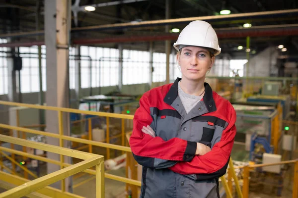 Porträtt Seriös Självsäker Kvinnlig Fabriksarbetare Hårdhatt Korsning Armar Bröstet — Stockfoto