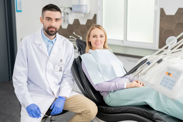 Jonge Professionele Tandarts Handschoenen Whitecoat Zijn Blonde Vrouwelijke Patiënt Met — Stockfoto