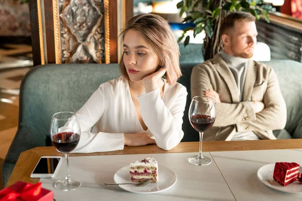 白种人男人和女人坐在餐馆里 满脸怨恨 彼此冲突 — 图库照片