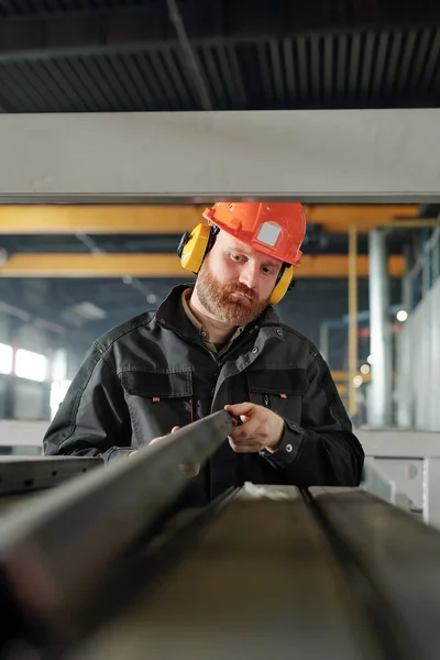 Joven Ingeniero Planta Industrial Mirando Uno Los Detalles Hierro Mientras —  Fotos de Stock