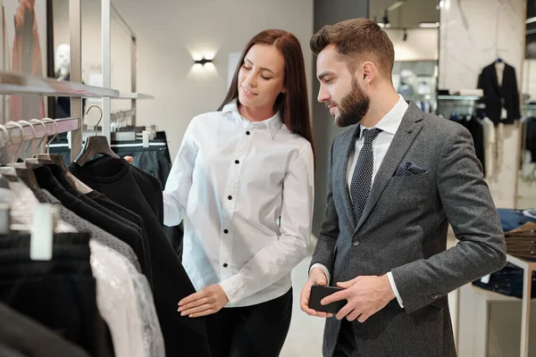 Morena Consultora Moda Blusa Blanca Mostrando Suéter Hombre Mientras Consejos — Foto de Stock