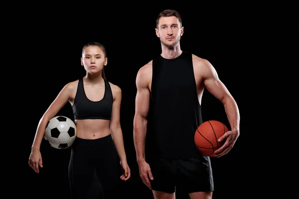 Νεαρή Γυναίκα Ποδοσφαιριστής Και Αρσενικό Basketballer Αθλητικά Κρατώντας Μπάλες Ενώ — Φωτογραφία Αρχείου