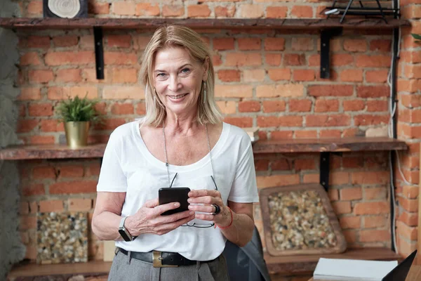 Porträt Einer Lächelnden Reifen Managerin Mit Blonden Haaren Beim Surfen — Stockfoto