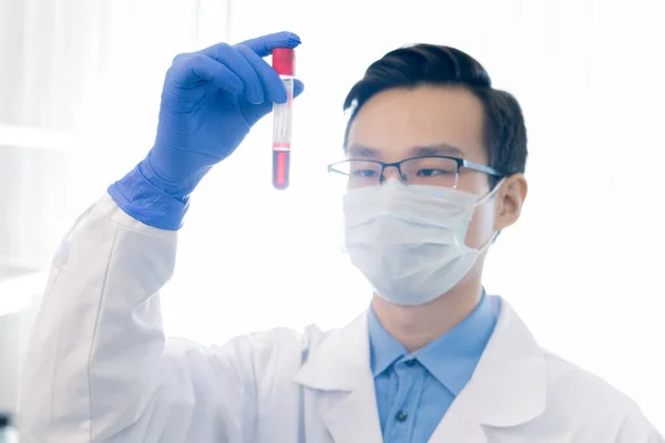 Oigenkännlig Asiatisk Farmakolog Med Glasögon Skyddsmask Och Handskar Med Provrör — Stockfoto