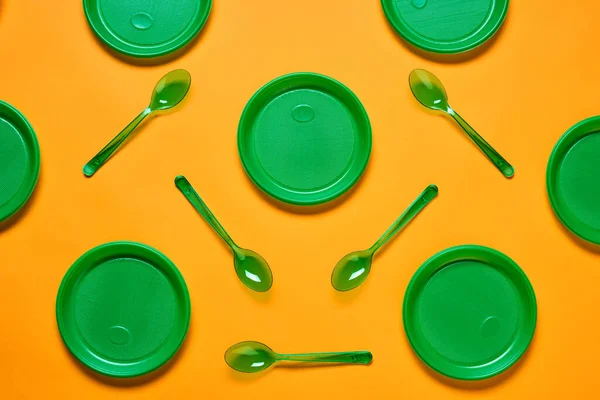 Horizontal Flat Lay Conceptual Shot Pattern Made Green Plastic Plates — Stok fotoğraf