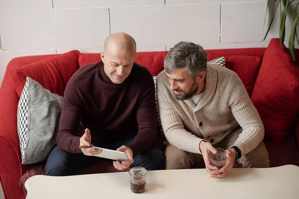 View Bald Man Sitting Sofa Using Tablet While Discussing Internet — Stock Photo, Image