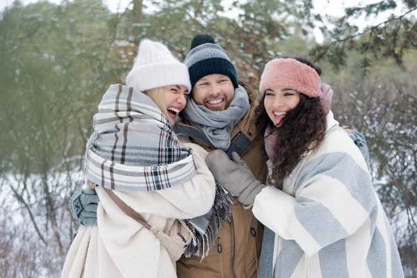 Gelukkige Jongeman Twee Vrouwen Glimlachend Lachend Elkaar Knuffelend Horizontaal Winterportret — Stockfoto