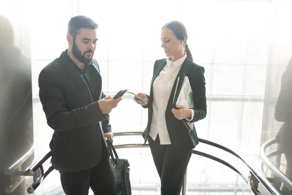 Ungdomar Formalwear Stående Hiss Och Kontrollera Telefonmeddelande — Stockfoto