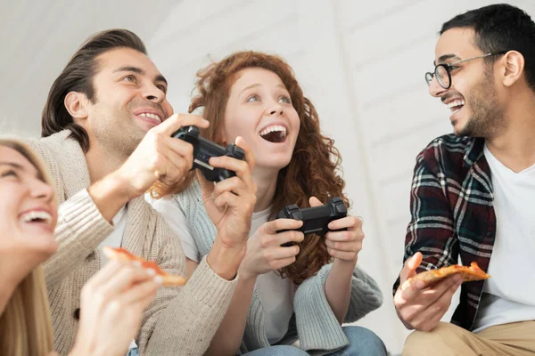 Abaixo Vista Jovem Animado Mulher Jogando Videogame Enquanto Seus Amigos — Fotografia de Stock