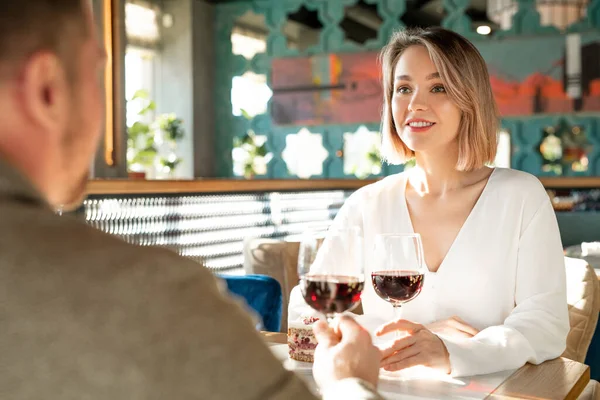 Colpo Alla Spalla Una Bella Giovane Donna Che Passa Del — Foto Stock