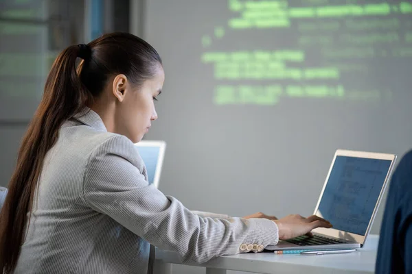 Samtida Kvinnlig Student Vid Tekniska Universitet Sitter Framför Laptop Och — Stockfoto