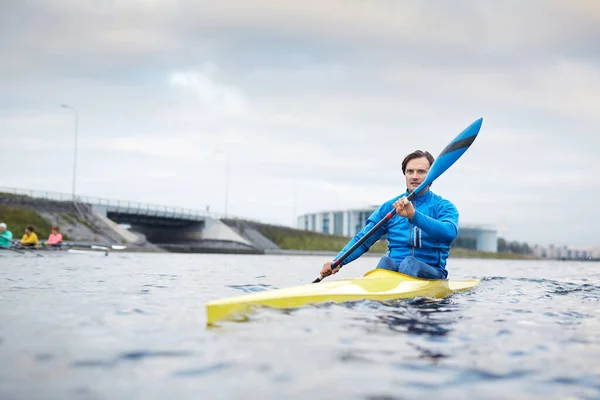 Kayak Zona Urbana Deportista Caucásico Concentrado Remando Por Canal Pequeño — Foto de Stock