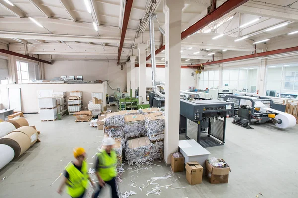 Paketli Kağıt Çöpleri Baskı Makineleri Kağıt Rulolarının Olduğu Matbaanın Içi — Stok fotoğraf