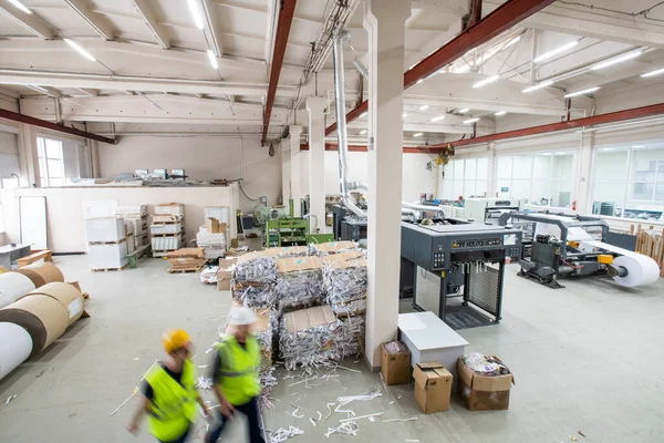 Inredning Tryckerier Med Förpackat Pappersavfall Tryckpressar Och Pappersrullar Suddig Rörelse — Stockfoto