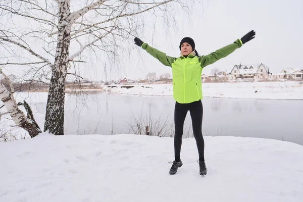 Spor Giyim Sektöründe Aktif Genç Bir Kadın Kış Gölünde Kollarını — Stok fotoğraf