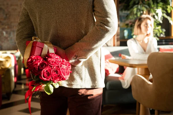 Homem Irreconhecível Que Aparece Data Restaurante Com Rosas Caixa Presente — Fotografia de Stock