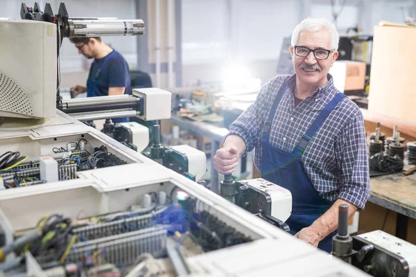 Porträtt Leende Senior Reparation Specialist Glasögon Justera Utskrift Maskin Fabriken — Stockfoto