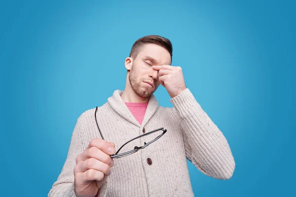 Jeune Homme Barbu Fatigué Cardigan Frottant Nez Tenant Des Lunettes — Photo