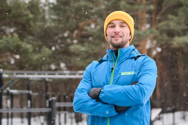 Porträtt Leende Säker Sportig Ung Man Hatt Korsning Armar Mot — Stockfoto