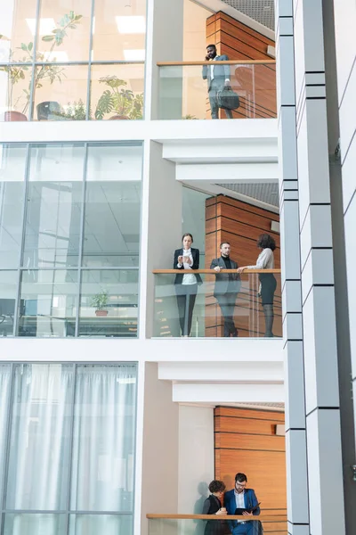 Jóvenes Empleados Multiétnicos Modernos Del Centro Negocios Que Trabajan Entre — Foto de Stock