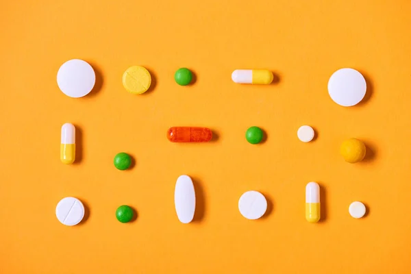 Többszínű Gyógyszerek Sárga Háttér Vízszintes Sík Feküdt Minta Lövés — Stock Fotó