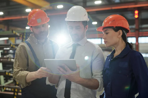 Joven Ingeniera Sus Colegas Mirando Los Detalles Del Nuevo Proyecto — Foto de Stock