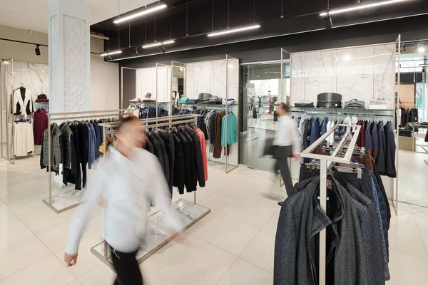 Wazige Beweging Van Sales Consultants Kledingwinkel Met Rekken Accessoires Planken — Stockfoto