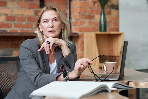 Retrato Ceo Sério Sexo Feminino Com Relógio Inteligente Sentado Mesa — Fotografia de Stock