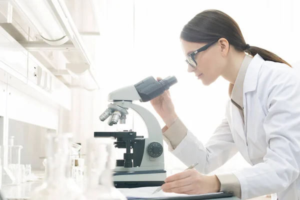 Horizontal Side View Shot Young Female Medical Scientist Examining Specimen — Zdjęcie stockowe