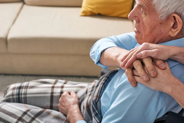 Mano Giovane Badante Femminile Sulla Spalla Dell Uomo Anziano Disabile — Foto Stock