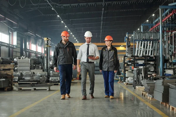 Groep Jonge Hedendaagse Fabrieksarbeiders Hardhoeden Die Technische Gegevens Bespreken Tijdens — Stockfoto