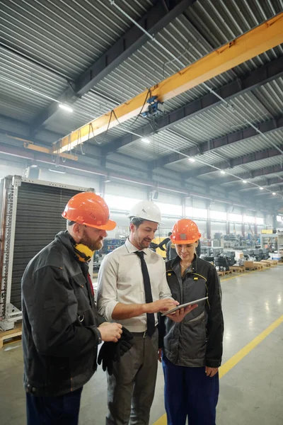 Tres Jóvenes Trabajadores Planta Industrial Discuten Boceto Técnico Del Detalle — Foto de Stock