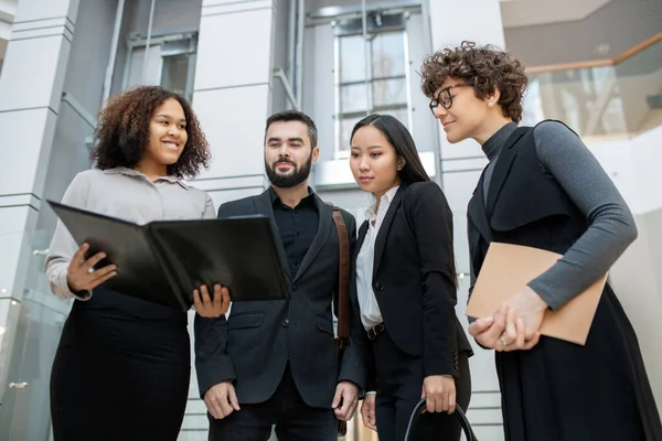 Lächelnder Afroamerikanischer Manager Mit Offenem Ordner Während Kollegen Den Projektplan — Stockfoto