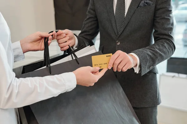 Close Empresário Irreconhecível Terno Dando Cartão Crédito Ouro Gerente Vendas — Fotografia de Stock