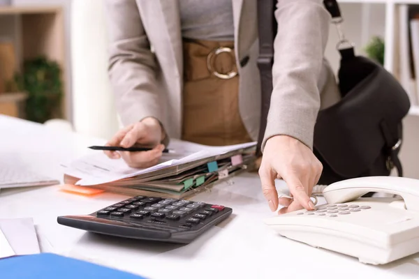 Nahaufnahme Eines Nicht Wiederzuerkennenden Managers Der Mit Papieren Schreibtisch Steht — Stockfoto