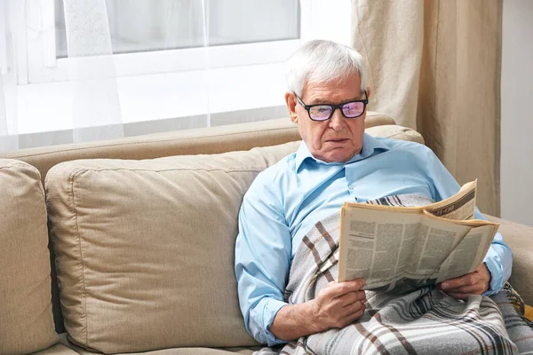 Uomo Anziano Dai Capelli Grigi Avvolto Giornale Quadri Mentre Rilassa — Foto Stock