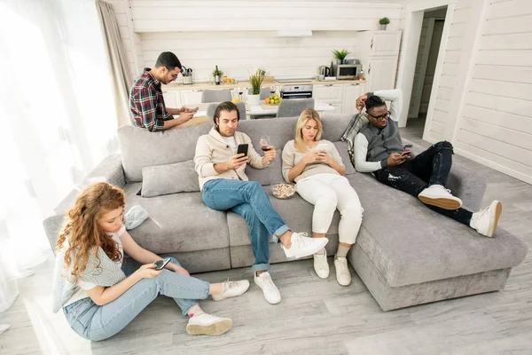 Imagem Horizontal Jovens Modernos Assistindo Algo Seus Smartphones Vez Interagir — Fotografia de Stock