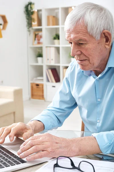 Homem Aposentado Envelhecido Camisa Azul Pressionando Teclas Teclado Laptop Enquanto — Fotografia de Stock