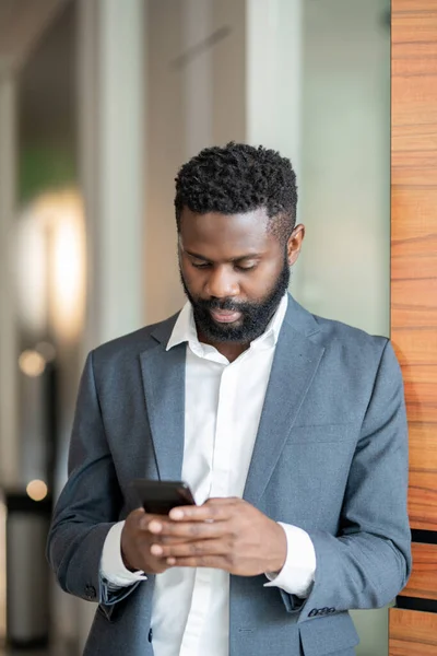 Serious Young Black Businessman Suit Standing Corridor Using Smartphone While — Stock Photo, Image