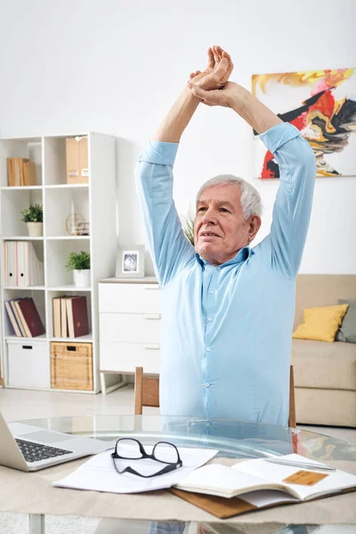 Senior Lekko Zmęczony Mężczyzna Podnosi Ręce Nad Głową Podczas Ćwiczeń — Zdjęcie stockowe