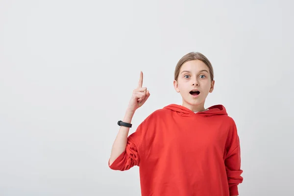 Porträt Eines Klugen Teenagers Roten Pullover Der Den Zeigefinger Hebt — Stockfoto