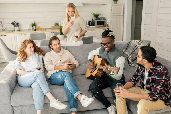 Молодые Мужчины Женщины Слушают Своих Друзей Играющих Акустической Гитаре Поющих — стоковое фото
