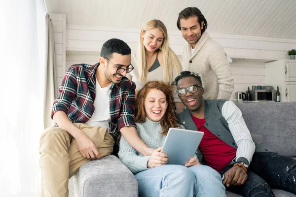 Horizontal Shot Five Young People Gathered Together Living Room Watching — Stock Photo, Image