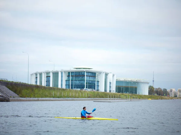 Stadskanotpaddling Ung Man Idrottsman Paddlar Ner Floden Gul Kanot Bakgrund — Stockfoto